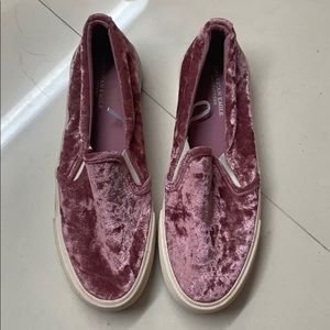 Velvet like slip on sneakers